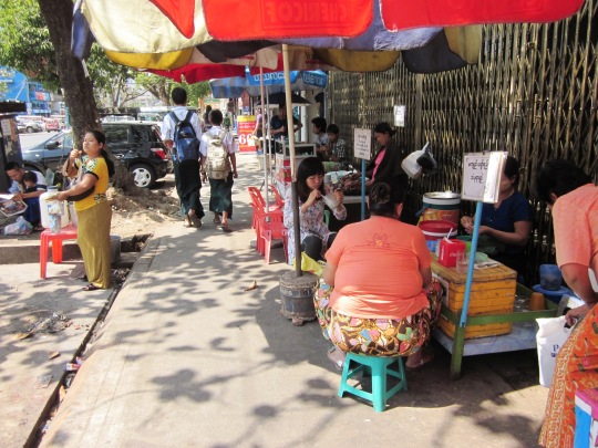 Buôn bán lề đường ở Yangon