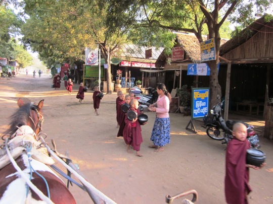 Đoàn chú tiểu đi khất thực buổi sáng ở Bagan