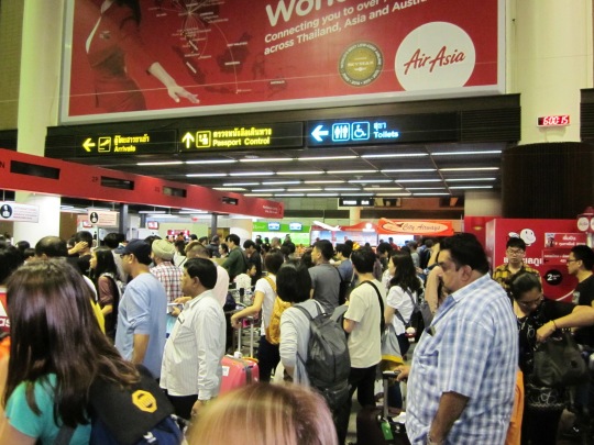 Đông nghẹt người check-in Air Asia ngày mùng 4 ở sân bay Don Muong